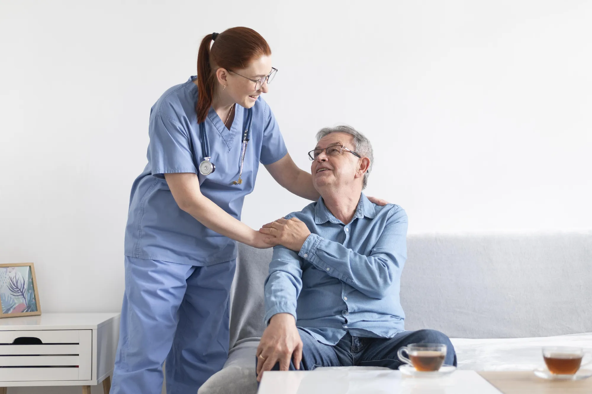 infirmiere-homme-souriant-coup-moyen.webp