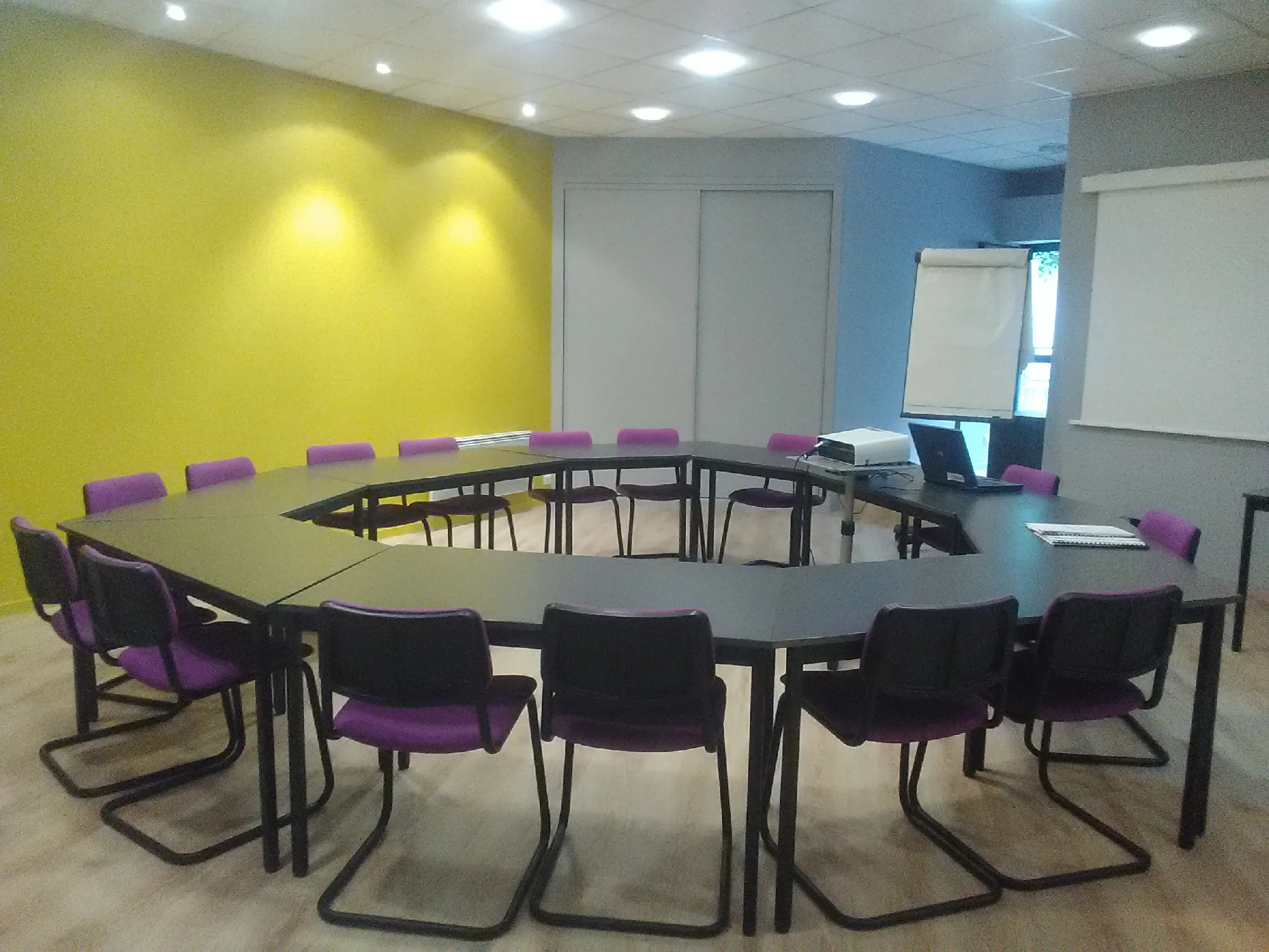 SALLE-RDC-VIDE.webp